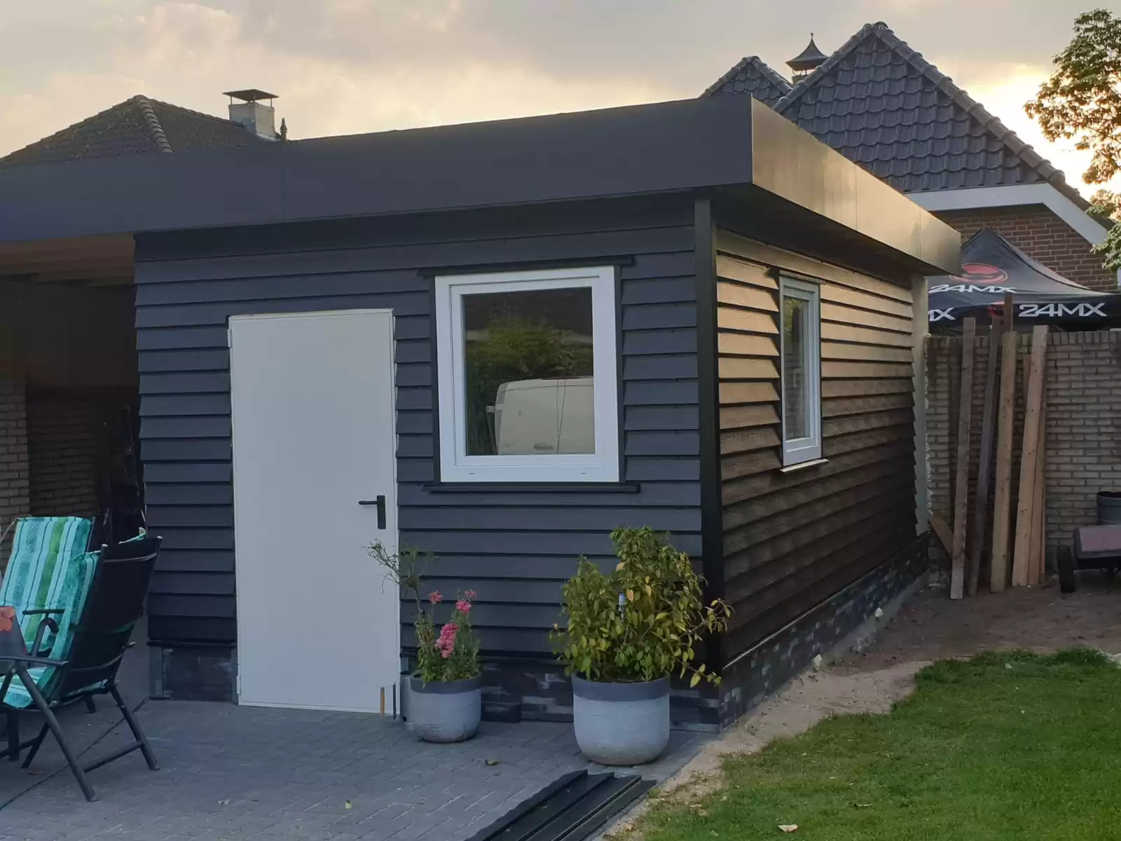 Bijgebouw met potdekselplaten