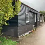 Schuur met potdekselplaten
